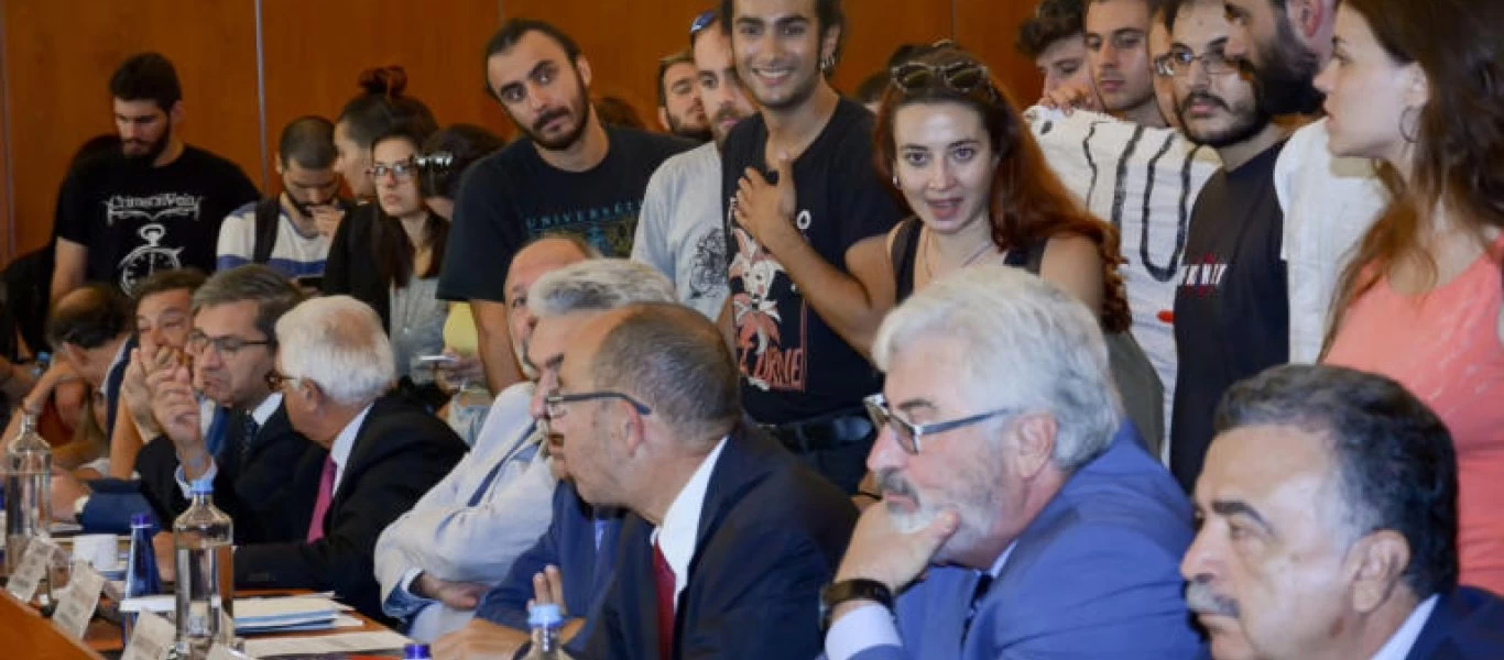Φοιτητές εισέβαλλαν στο χώρο που συνεδρίαζαν οι Πρυτάνεις